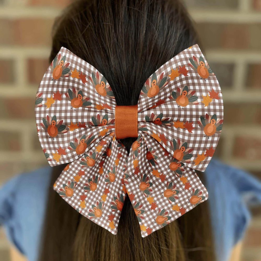 Turkey-patterned bow on brown hair.