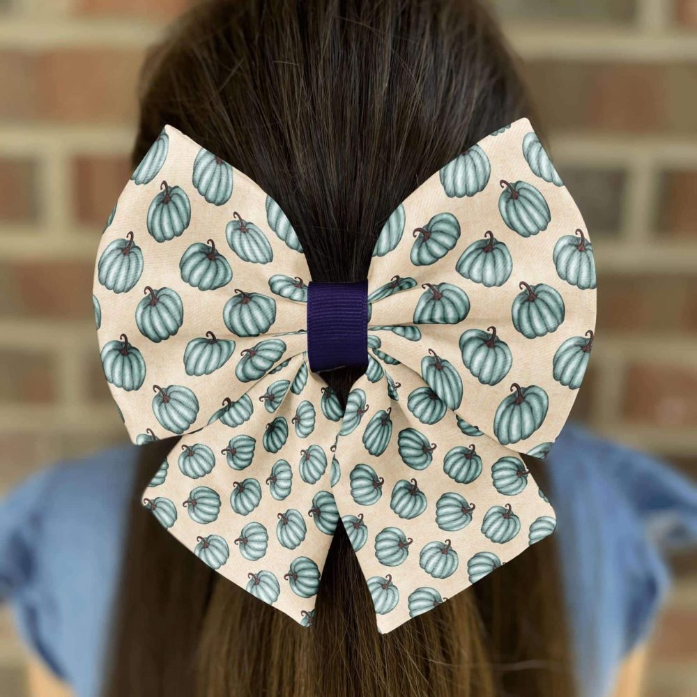 Hair bow with green pumpkin print.